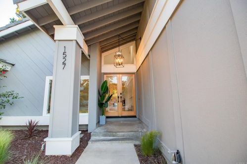 1527 Linda Sue Ln, Encinitas CA  92024-2424 exterior
