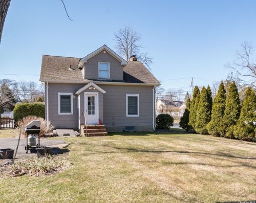 76 Lodge Ave, Huntington Station, NY 11746-3438