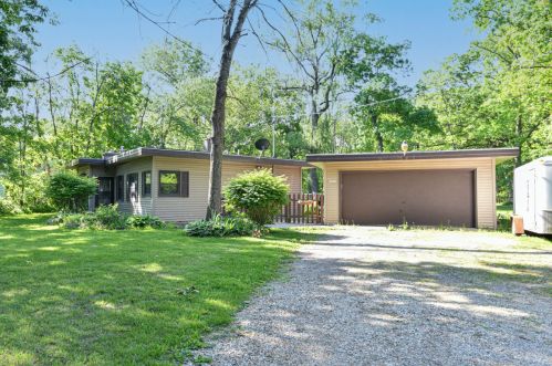 27307 Pioneer Rd, Waterford, WI 53185-2711