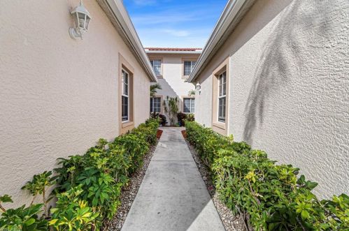 680 Luisa Ln, Naples FL  34104-9428 exterior