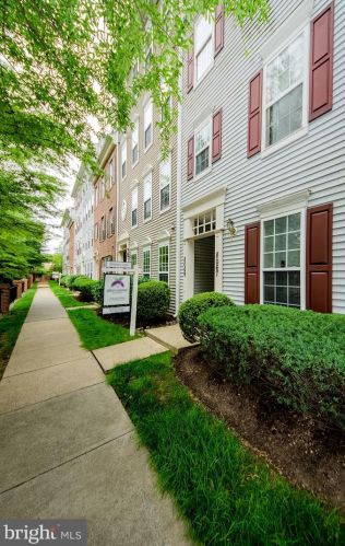 8069 Gatehouse Rd, Falls Church, VA 22042-1201