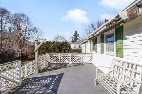 59 Grinnell Ave, Tiverton RI  02878-1901 exterior