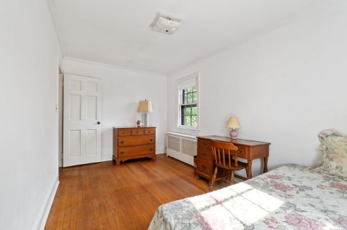 37 Mayfair Ave, Floral Park NY  11001-2546 exterior