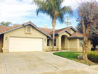 74 Sandra Ct, Porterville, CA 93257-1689
