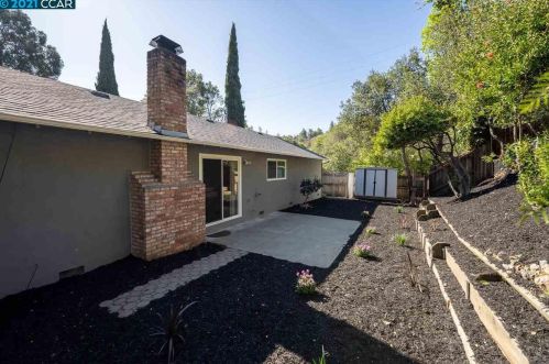 3301 Glenly Rd, Oakland CA  94605-4115 exterior
