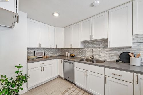 8437 Golf Links Rd, Oakland CA  94605-4118 exterior