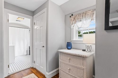 42 Pelham Pkwy, North Providence RI  02911-2915 exterior