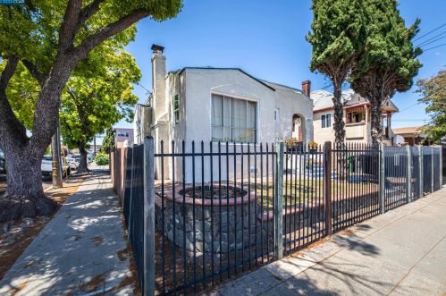 1301 60 Ave, Oakland CA 94621-3912 exterior