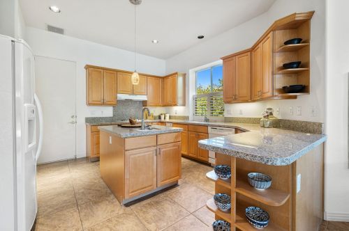 2 King Edward Ct, Rancho Mirage CA  92270-1621 exterior