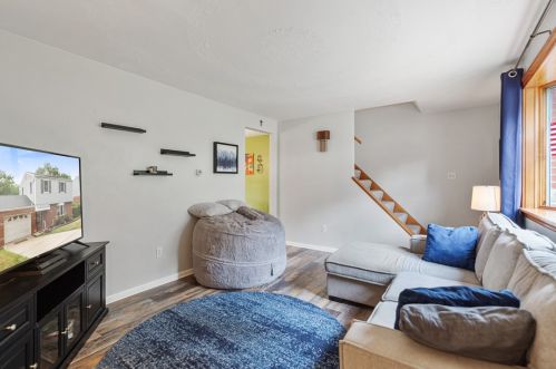 8 Arlor Dr, Pittsburgh, PA 15214-2102