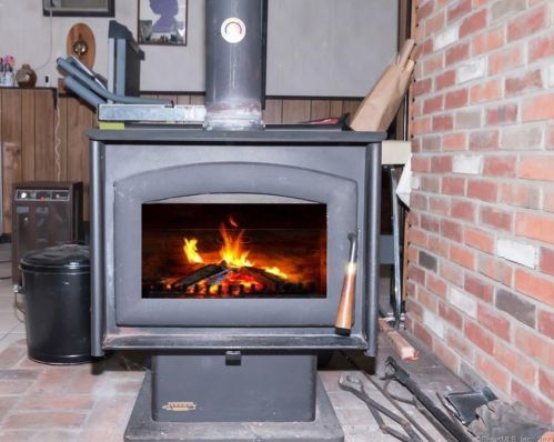 55 Jodi Dr, Wallingford CT  06492-2846 exterior