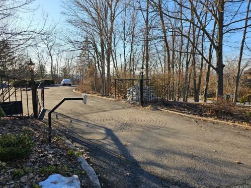 63 Sands Point Rd, Washingtonville, NY 10992-2009