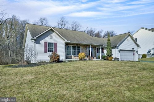 1153 Hunters Chase Ln, Lebanon, PA 17046-1572