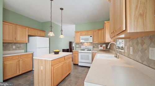 36 Bear Meade Dr, Trenton NJ 08691-3360 exterior