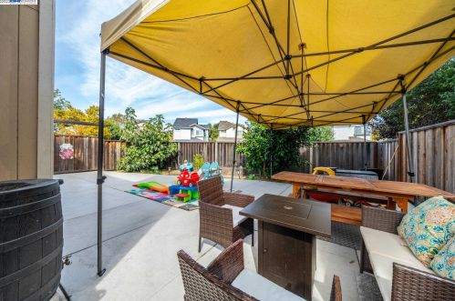 671 Black Pine Dr, San Leandro CA  94577-1374 exterior