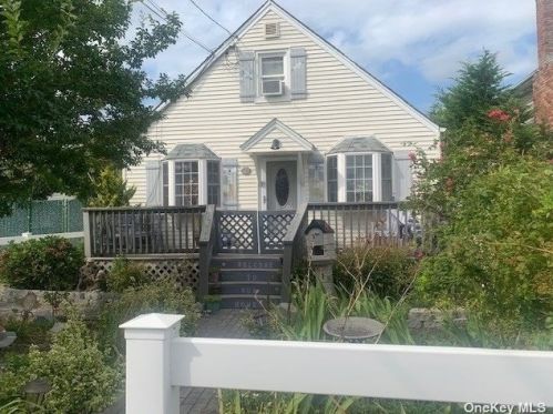 34 Seacrest Ave, North Lindenhurst, NY 11757-6831