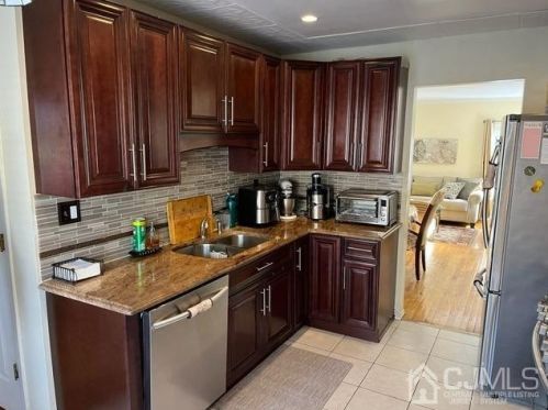 8 Buttonwood Dr, East Brunswick NJ  08816-4402 exterior