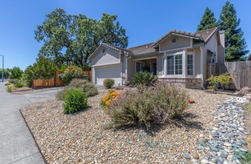 8473 Shadetree Dr, Windsor, CA 95492-8129