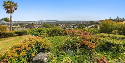 5022 Pacifica Dr, San Diego CA  92109-1502 exterior