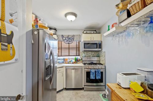 30 Ginger Ct, Tinton Falls, NJ 07724-1869