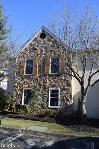 298 Valley Stream Cir, Wayne, PA 19087-5818