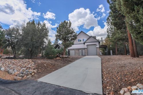1027 Heritage Trl, Big Bear City, CA 92314-8835