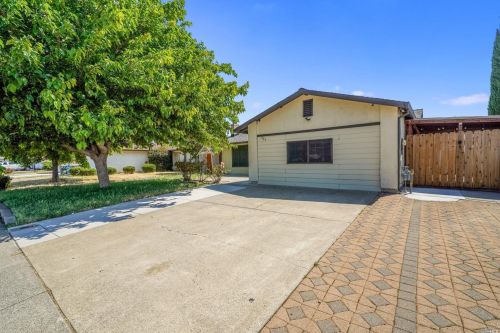 321 Colonial Cir, Vacaville, CA 95687-6710