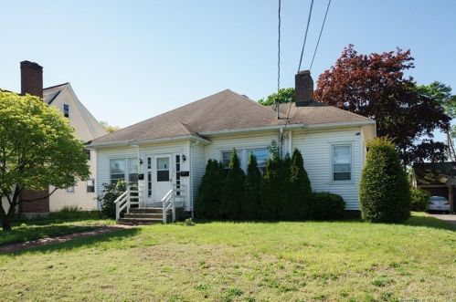 132 Alpine St, Bridgeport, CT 06610-1727