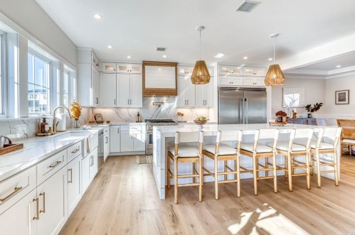 2 Hedge Ln, Westbury NY  11590-6523 exterior