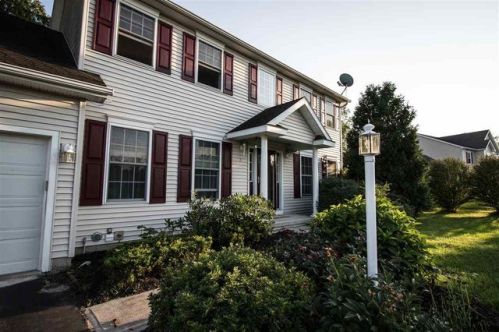 30 Sandpiper Ln, Schenectady, NY 12148-1386
