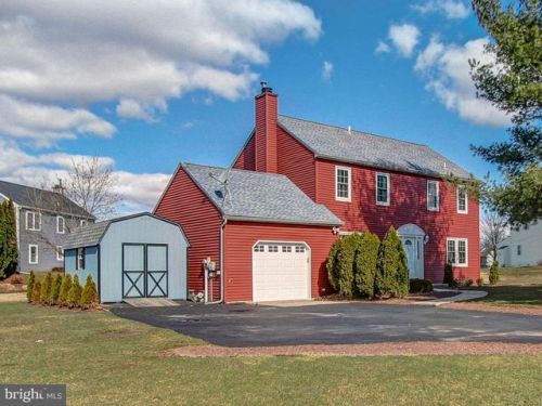 105 Hampton Cir, Gilbertsville, PA 19525-9484