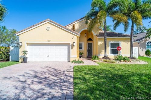 19239 29 Ct, Hollywood FL  33029-2475 exterior