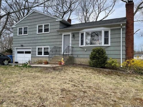 11 Patricia Ct, Gales Ferry, CT 06335-1827