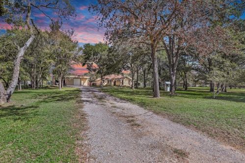 121 Pin Oak Ln, Hempstead, TX 77445-9312