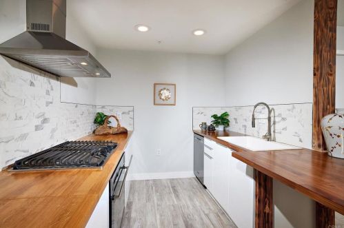 132 Mangano Cir, Encinitas CA  92024-2737 exterior