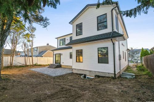 57 Bobwhite Ln, Hicksville NY  11801-4520 exterior