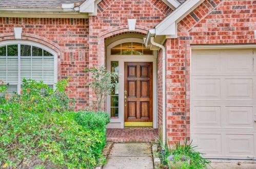 6 Snow Woods Ct, Conroe TX  77385-3445 exterior