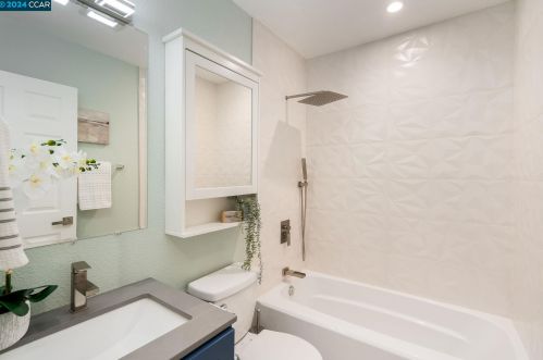 6101 Laird Ave, Oakland CA  94605-1740 exterior