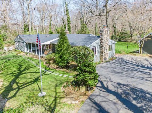 31 Maplewood Dr, Northport, NY 11768-3433