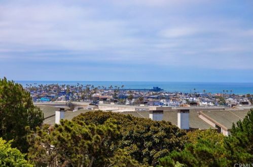 100 Scholz Plz, Newport Beach CA  92663-2657 exterior