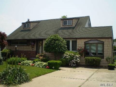 2042 Seaford Ave, Seaford, NY 11783-2726