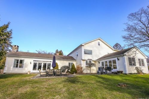 221 Oscawana Lake Rd, Tompkins Corners NY  10579-2600 exterior