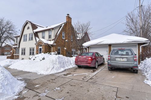1600 Kenmore Pl, Milwaukee, WI 53211-1932