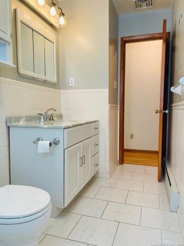 27 Wakeley St, Huntington CT 06484-4511 exterior