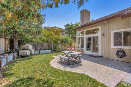 551 Shagbark St, Windsor CA  95492-8143 exterior