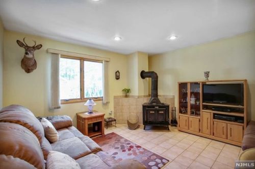 236 Gilbert Ave, Elmwood Park NJ  07407-2813 exterior