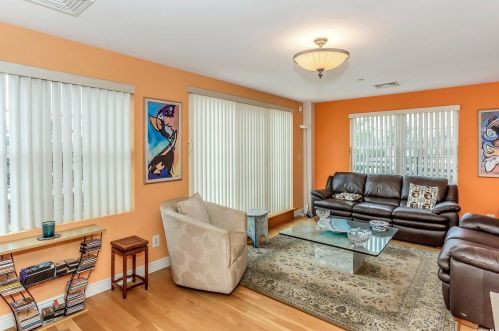 1 Portico Ct, Great Neck, NY 11021-2028