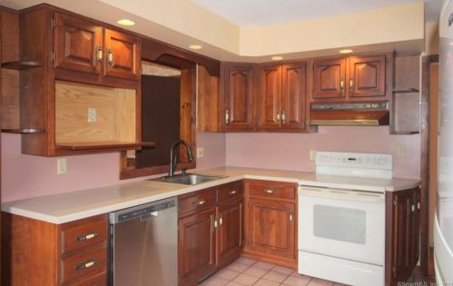 3 Dean Dr, Wallingford CT  06492-3215 exterior