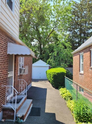 11578 224th St, Jamaica, NY 11411-1233