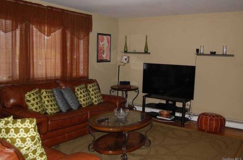 269 Linden Ave, Westbury, NY 11590-3235
